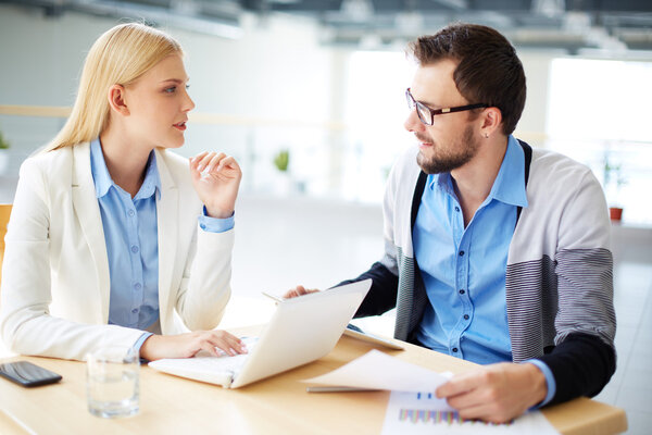 Коллеги обсуждают идеи
