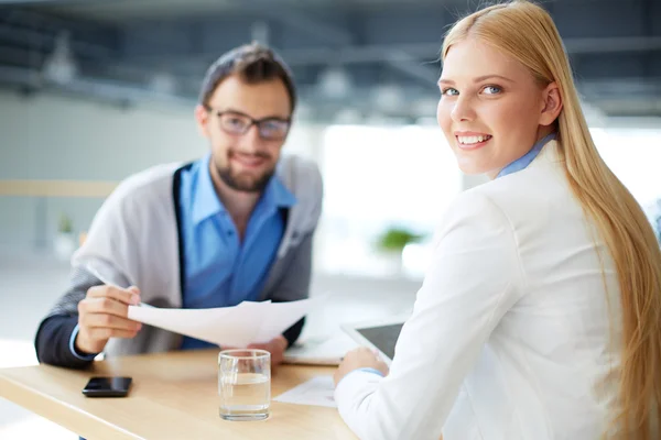 Geschäftsfrau mit ihrem Mitarbeiter — Stockfoto