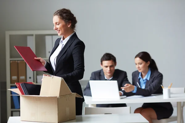 Businesswoman unpacking her things — Stock Photo, Image