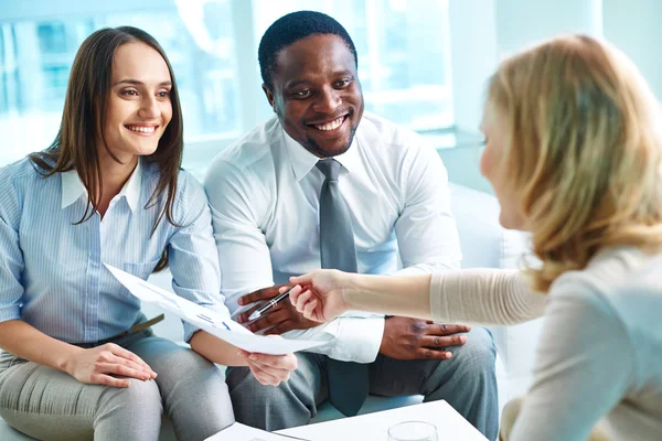 Mujer de negocios con socios en la reunión — Foto de Stock