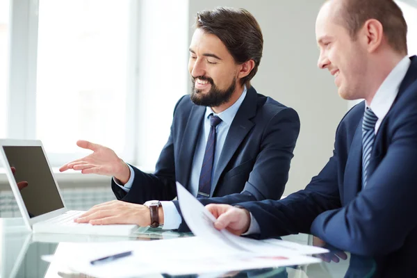 Empresario apuntando a la pantalla del portátil — Foto de Stock