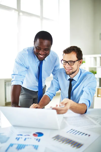 Empresarios que trabajan con ordenador — Foto de Stock