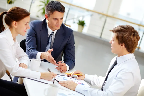 Empresario mirando a su empleado — Foto de Stock