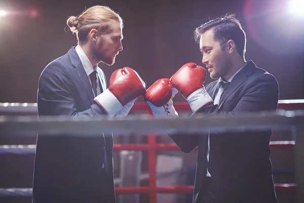 Les hommes d'affaires boxe dans l'anneau — Photo