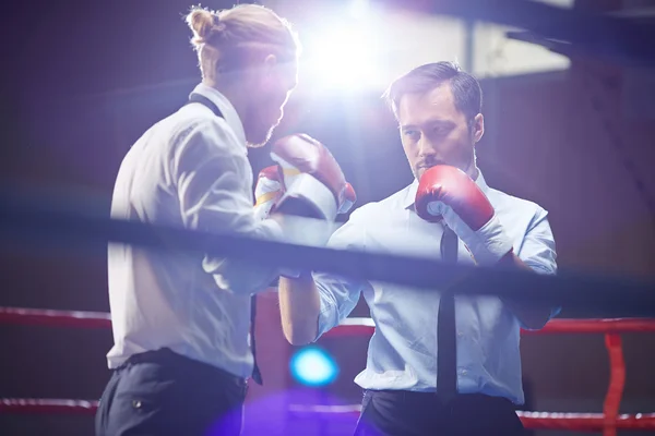 Geschäftsleute boxen im Ring — Stockfoto