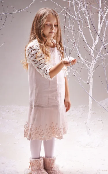 Menina segurando monte de flocos de neve — Fotografia de Stock