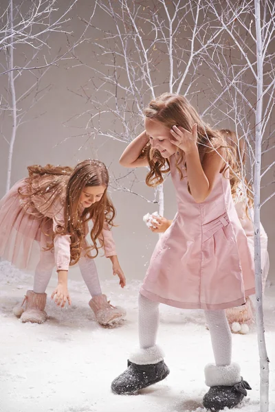 Meninas jogando bolas de neve — Fotografia de Stock