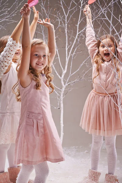 Girls play in winter forest — Stock Photo, Image