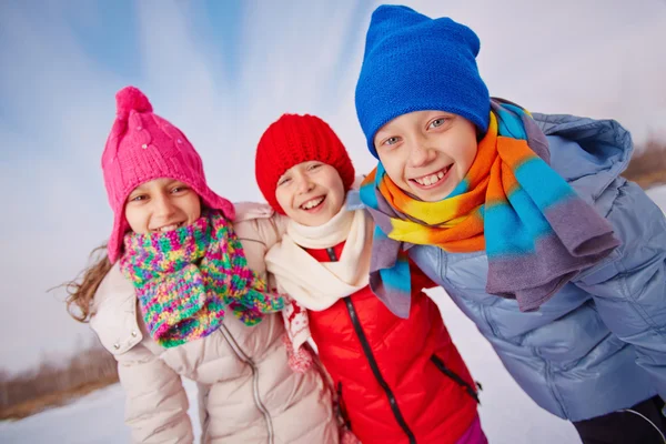Маленькі друзі в зимовому одязі — стокове фото