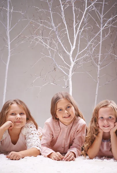 Charmiga flickor i vinter skog — Stockfoto