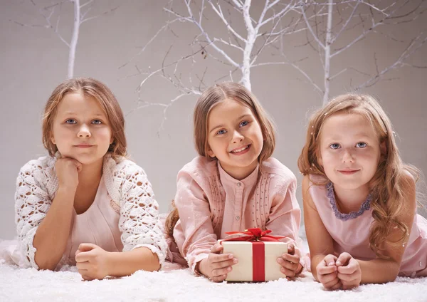 Drei hübsche Mädchen mit Geschenkbox — Stockfoto