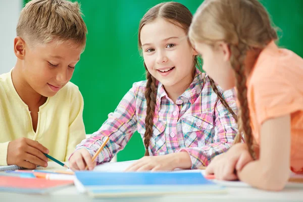 Ragazza a lezione di disegno — Foto Stock