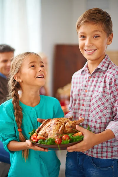 Niño y niña con pavo asado — Foto de Stock