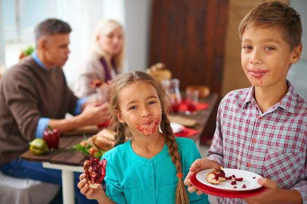 Schmuddelige Geschwister essen süßen Kuchen — Stockfoto