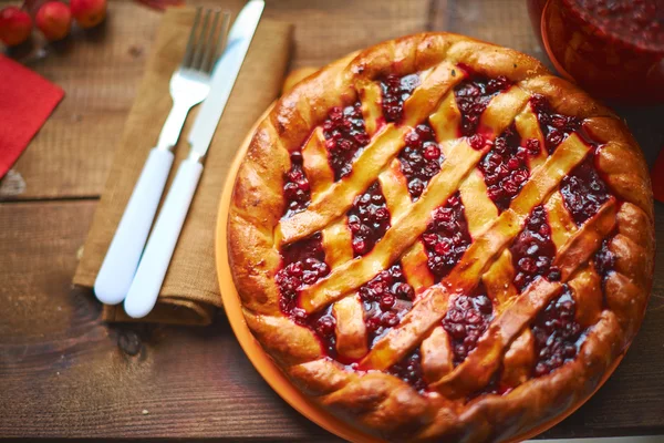 Tarta casera con mermelada de fresa — Foto de Stock