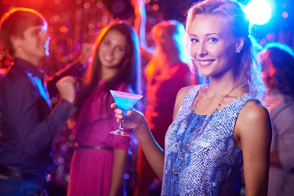 Frau mit Martini in Nachtclub — Stockfoto