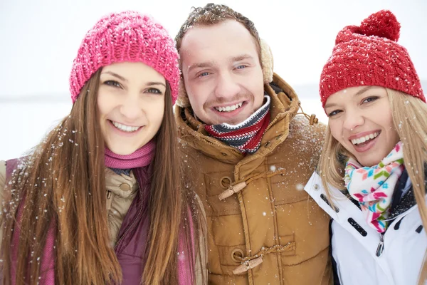 Glückliche Freunde in Winterbekleidung — Stockfoto