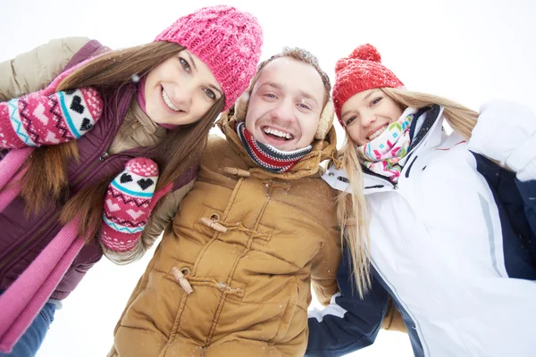 Amigos alegres em winterwear — Fotografia de Stock