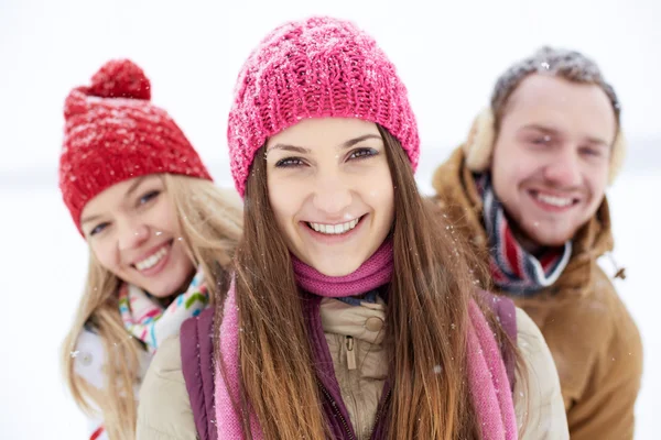 Jovens amigos em winterwear — Fotografia de Stock