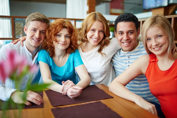 Vrienden zitten aan de tafel — Stockfoto