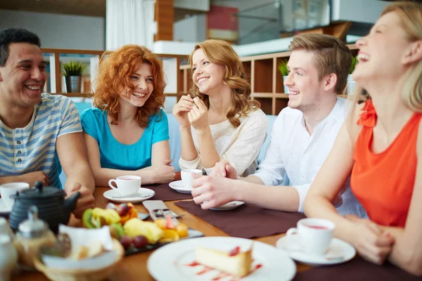 Vrienden na de lunch in café — Stockfoto