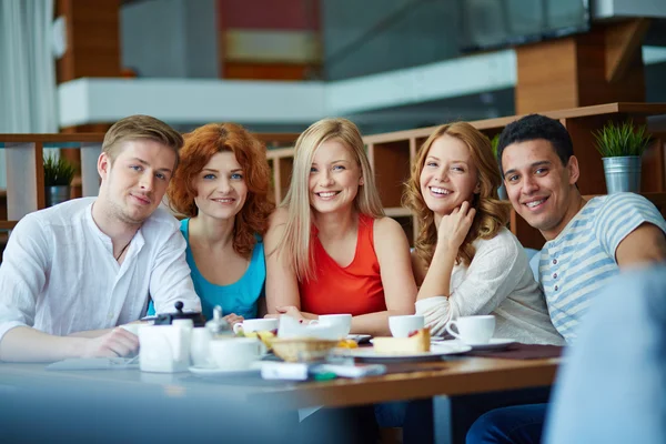 Kafede oturan insanlar