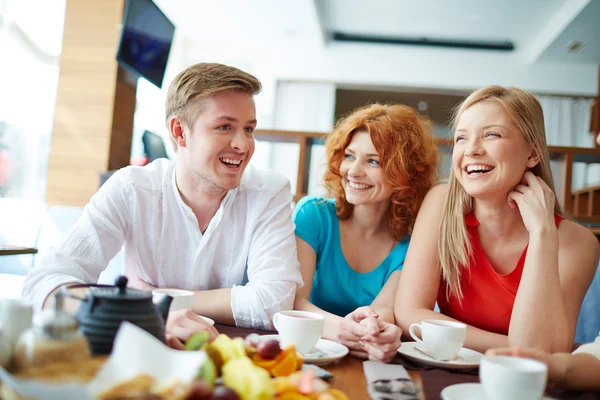 kahvehanede konuşan arkadaşlar