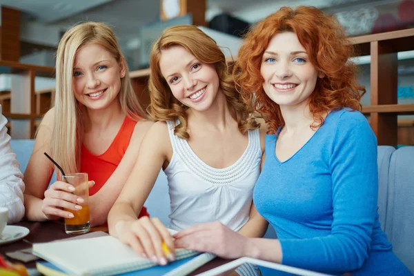 Women sitting at cafe — Stock Photo, Image