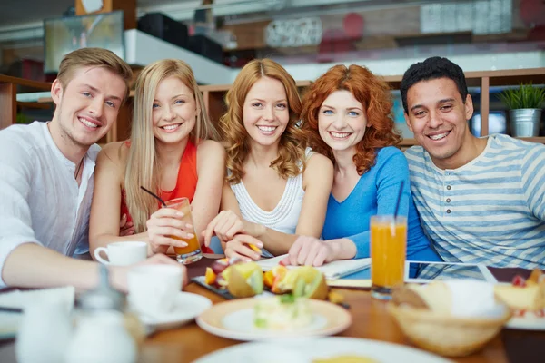 Kafede oturan arkadaşlar