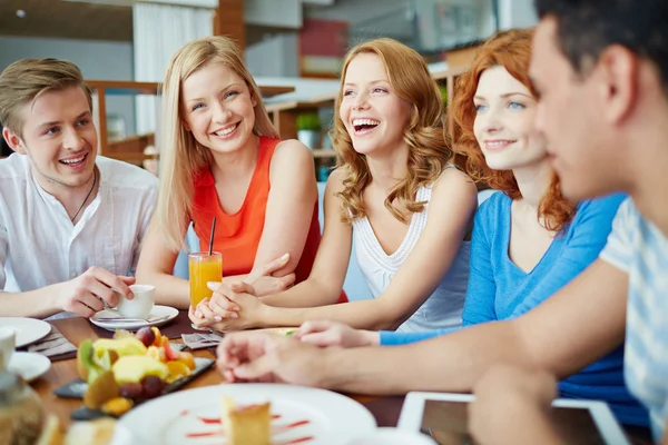 Amigos en la cafetería —  Fotos de Stock