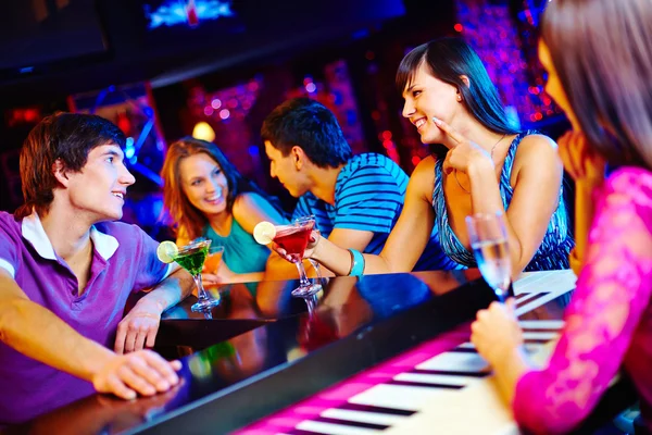 Giovani al nightclub — Foto Stock