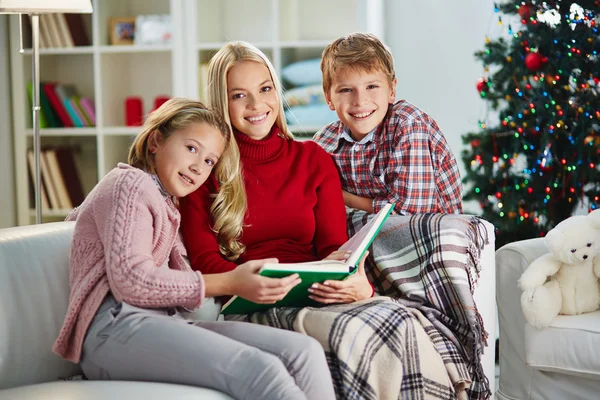 Lectura familiar en la noche de Navidad — Foto de Stock