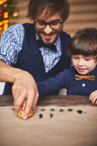 Pai e filho praticando a impressão de batata — Fotografia de Stock