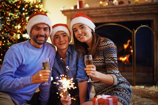 Familie op Kerst avond — Stockfoto