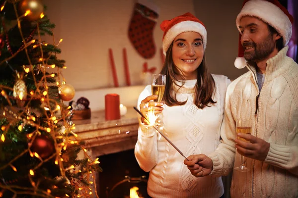 Pareja feliz en Santa caps — Foto de Stock