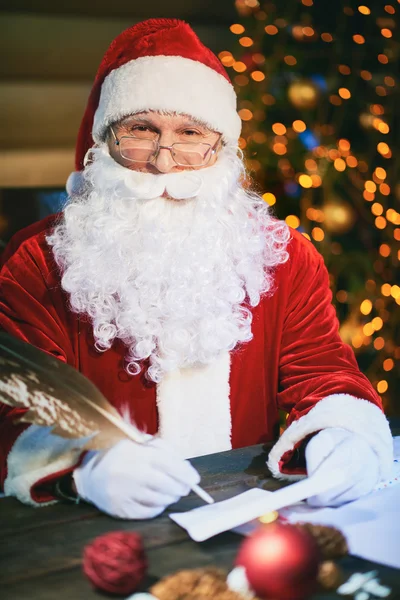 Papai Noel respondendo carta de Natal — Fotografia de Stock