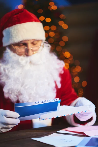 Santa Claus uvedení lístky do obálky — Stock fotografie