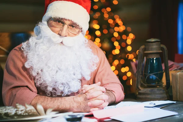 Senior man in Santa cap — Stock Photo, Image