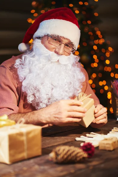 Santa Claus preparing gifts — Stock Photo, Image