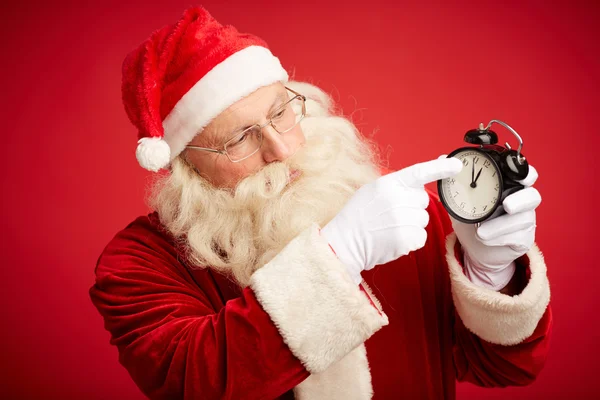 Santa Claus señalando el despertador — Foto de Stock