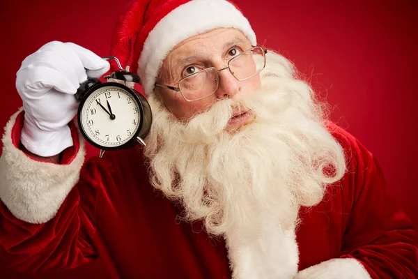 Pensive Santa com despertador — Fotografia de Stock