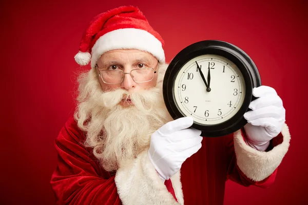 Santa Claus sosteniendo reloj —  Fotos de Stock