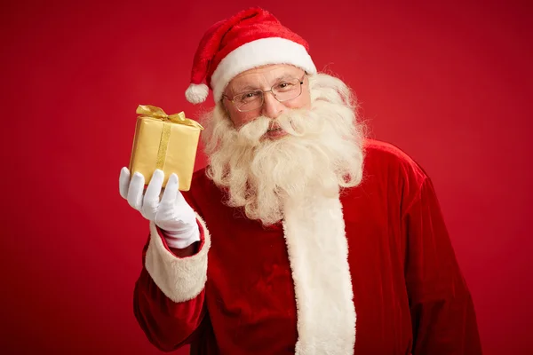 Santa Claus visar gyllene paketet — Stockfoto