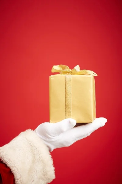 Papai Noel mão com caixa de presente — Fotografia de Stock