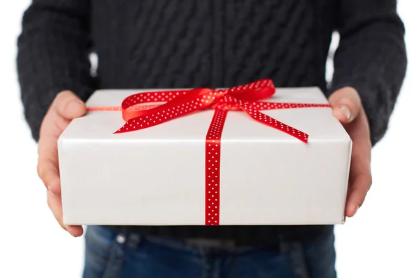 Αρσενικό χέρια που κρατούν giftbox — Φωτογραφία Αρχείου