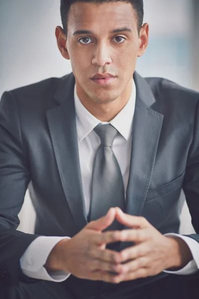 Hombre de negocios serio en ropa formal — Foto de Stock