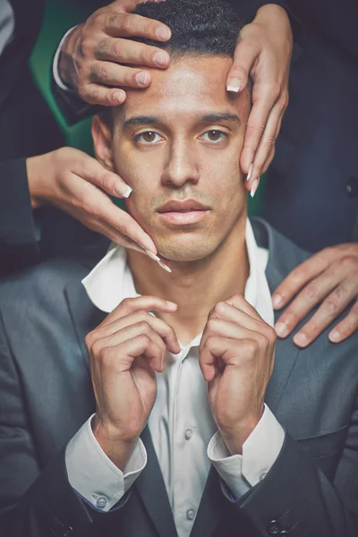 Homme avec les mains féminines sur la tête — Photo