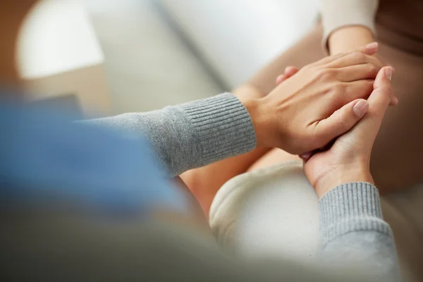 Psiquiatra manos sosteniendo la palma del paciente — Foto de Stock