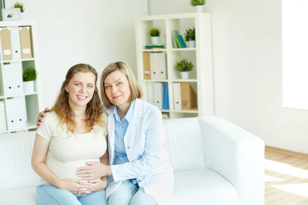 Donna incinta e medico — Foto Stock