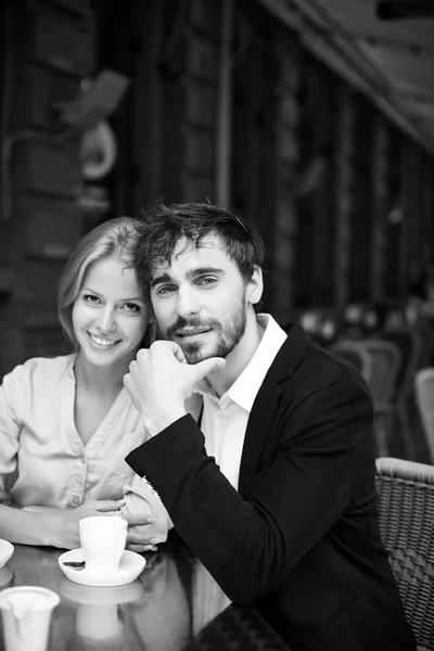 情侣们坐在咖啡店里 — 图库照片